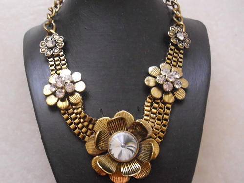 HEAVY DUTY GOLD PLATED FLOWER TYPE NECKLACE WITH HUGE DIAMONDS TYPE CUTAND 16 ADITIONAL ZIM