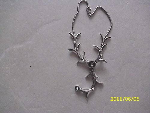 BEAUTIFUL NECKLACE WITH STUNNING GEMS ADDED