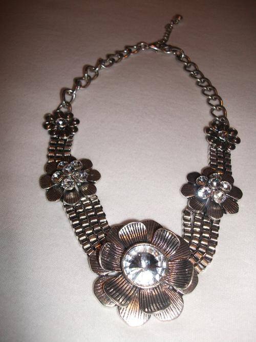 SILVER HEAVY DUTY NECKLACE WITH FLOWERS AND WITH STUNNING SIM DIAMONDS ADDED