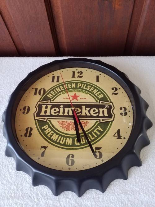 HEINEKEN - VERY UNIQUE PLASTIC BOTTLE CAP SHAPED WALL HANGING CLOCK  - NEW!
