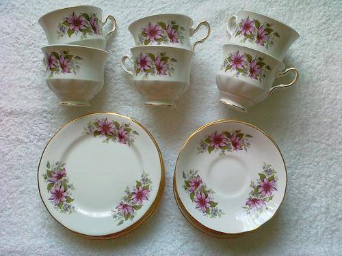 VINTAGE QUEEN ANNE BONE CHINA 18 PIECE TEA SET, MADE IN ENGLAND