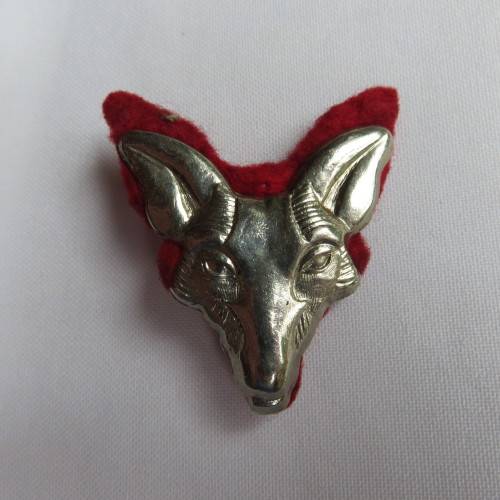 INTELLIGENCE SCHOOL GUARD UNIT-CHROMED BERET BADGE-ON RED FELT-LUGS INTACT
