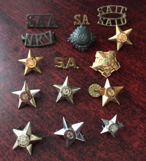 SELECTION OF 15 SA TITLES & RANKS-SOLD TOGETHER-LUGS + PINS COMPLETE