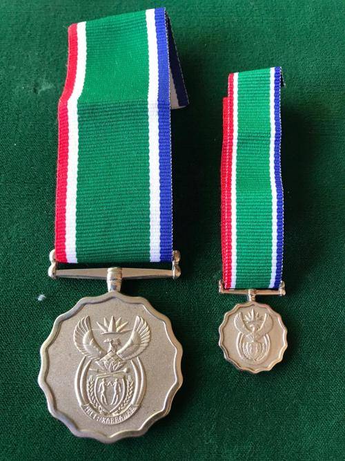 SANDF FULL SIZE & MINIATURE 10 YEAR LONG SERVICE AWARD-THE FULL SIZE NUMBERED
