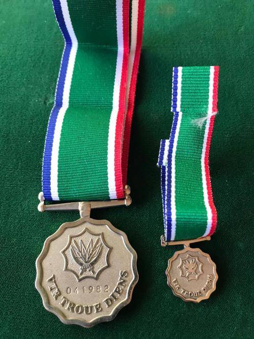 SANDF FULL SIZE & MINIATURE 10 YEAR LONG SERVICE AWARD-THE FULL SIZE NUMBERED