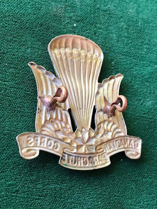 CANADIAN PARACHUTE CORPS CAP BADGE- 2 LUGS