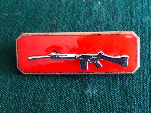 SA ARMY SHARPSHOOTER QUALIFICATION BREAST BADGE-CHROME RIFLE ON ENAMEL BACK PLATE- 2 PINS