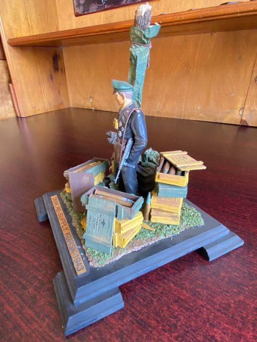 BEAUTIFULL WW2 GERMAN SOLDIER-MODEL-PLASTIC WITH GLASS COVER-MODEL MEASURES 16X16 CM-HEIGHT 19CM-COV