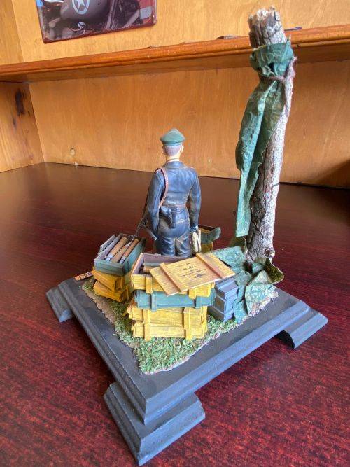 BEAUTIFULL WW2 GERMAN SOLDIER-MODEL-PLASTIC WITH GLASS COVER-MODEL MEASURES 16X16 CM-HEIGHT 19CM-COV