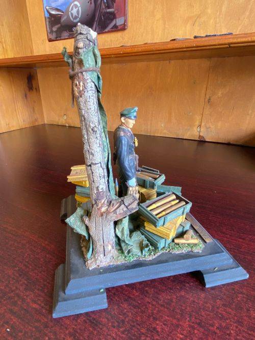 BEAUTIFULL WW2 GERMAN SOLDIER-MODEL-PLASTIC WITH GLASS COVER-MODEL MEASURES 16X16 CM-HEIGHT 19CM-COV