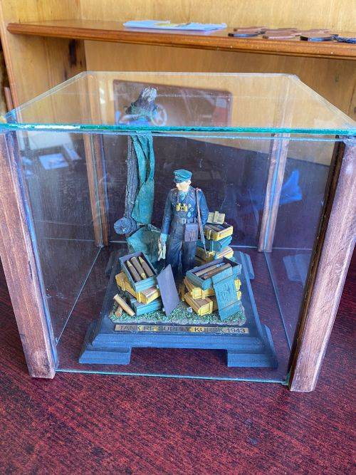 BEAUTIFULL WW2 GERMAN SOLDIER-MODEL-PLASTIC WITH GLASS COVER-MODEL MEASURES 16X16 CM-HEIGHT 19CM-COV