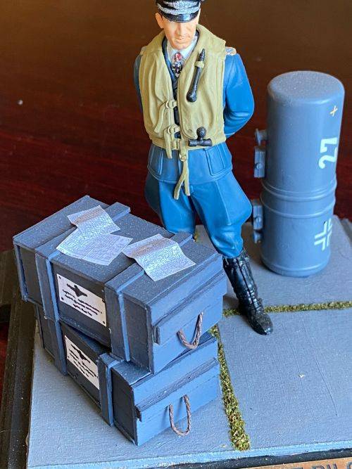 WW2 GERMAN LUFWAFFE PILOT MODEL IN PLASTIC WITH GLASS COVER-MODEL MEASURES 15X15CM-HEIGHT 14CM,GLASS