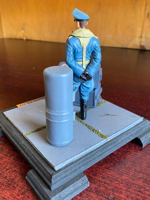 WW2 GERMAN LUFWAFFE PILOT MODEL IN PLASTIC WITH GLASS COVER-MODEL MEASURES 15X15CM-HEIGHT 14CM,GLASS