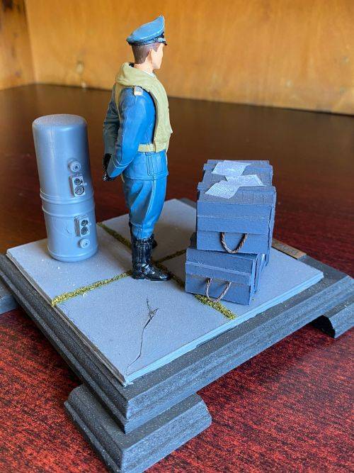 WW2 GERMAN LUFWAFFE PILOT MODEL IN PLASTIC WITH GLASS COVER-MODEL MEASURES 15X15CM-HEIGHT 14CM,GLASS
