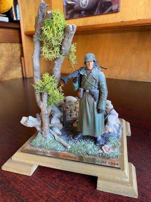 WW2 GERMAN MACHINE GUNNER-BELGIUM 1944-PLASTIC AND WOOD MODEL IN A PERSPECT COVER-MODEL MEASURES 15,