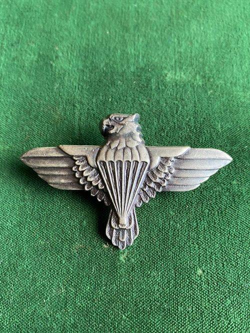 44 PARACHUTE BRIGADE,GREY METAL BERET BADGE-APPROVED IN 1984- 2 PINS