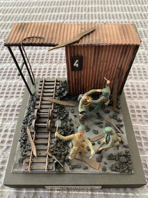 WW2 GERMAN-HAND TO HAND COMBAT STALINGRAD 1942-MADE FROM PLASTIC AND WOOD WITH GLASS COVER-MODEL MEA