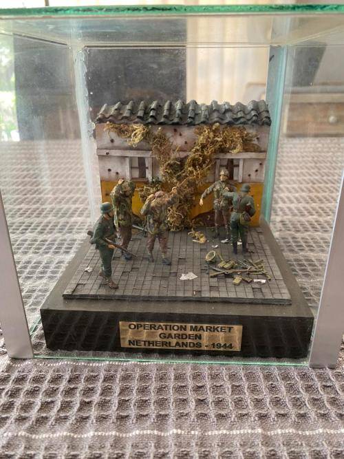 WW2 GERMAN-OPERATION MARKET GARDEN NETHERLANDS-1944-MADE FROM PLASTIC AND WOOD WITH GLASS COVER-MODE