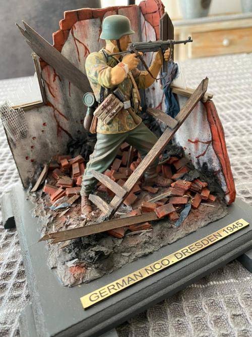 WW2 GEMAN-GERMAN NCO-DRESSEN 1945 SCENE-MODEL FROM PLASTIC AND WOOD WITH GLASS COVER -MODEL MEASURES