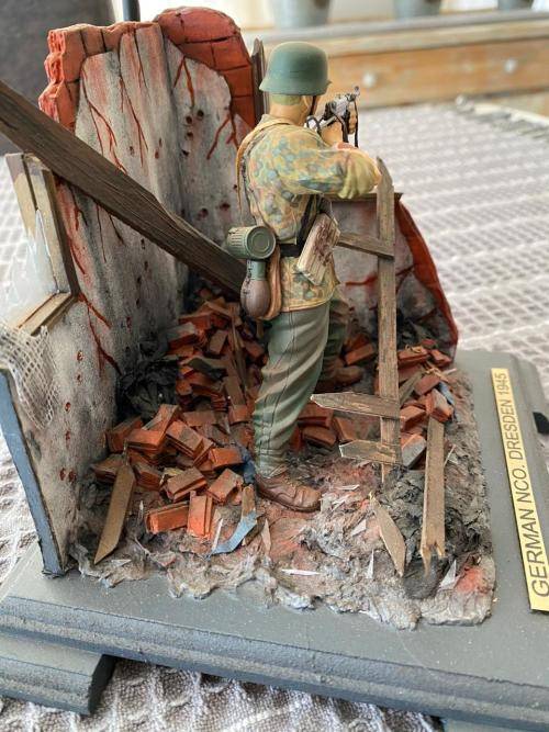WW2 GEMAN-GERMAN NCO-DRESSEN 1945 SCENE-MODEL FROM PLASTIC AND WOOD WITH GLASS COVER -MODEL MEASURES