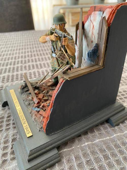 WW2 GEMAN-GERMAN NCO-DRESSEN 1945 SCENE-MODEL FROM PLASTIC AND WOOD WITH GLASS COVER -MODEL MEASURES