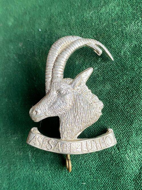 1 RHODESIA ARMOURED CAR REGIMENT CAP BADGE-WORN 1970`S-1980- 2 LUGS
