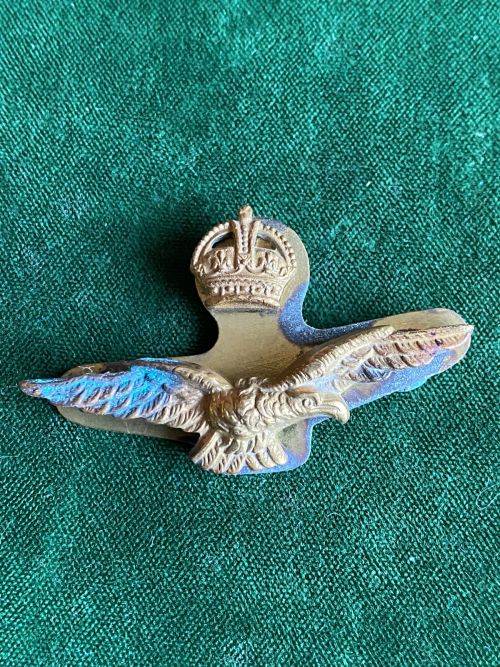 ROYAL RHODESIAN AIRFORCE GILT SIDE CAP BADGE-WW2-LUGS COMPLETE