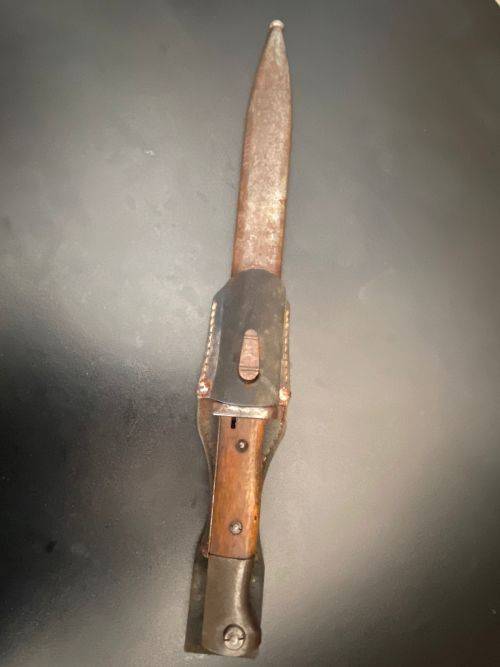 GERMAN WW1 584/98 BAYONET WITH STANDARD WW1 SCABBARD AND LEATHER FROG-OVERALL LENGTH 38,5 CM