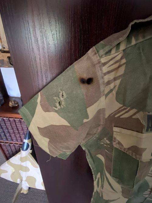 RHODESIA CAMO SHORT SLEEVE SHIRT-SIZE SMALL-MEASURES 50CM ARMPIT TO ARMPIT-PLEASE NOTE DAMAGE-LOOK A