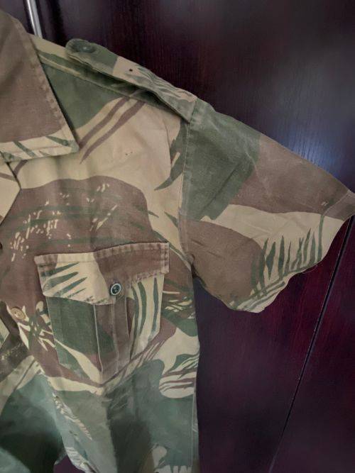 RHODESIA CAMO SHORT SLEEVE SHIRT-SIZE SMALL-MEASURES 50CM ARMPIT TO ARMPIT-PLEASE NOTE DAMAGE-LOOK A