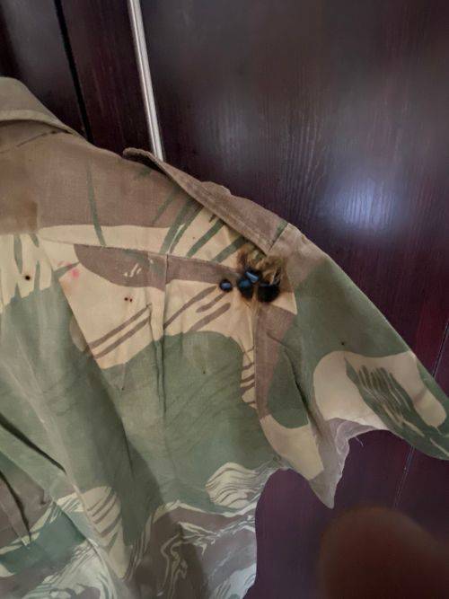 RHODESIA CAMO SHORT SLEEVE SHIRT-SIZE SMALL-MEASURES 50CM ARMPIT TO ARMPIT-PLEASE NOTE DAMAGE-LOOK A