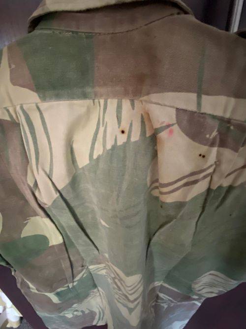 RHODESIA CAMO SHORT SLEEVE SHIRT-SIZE SMALL-MEASURES 50CM ARMPIT TO ARMPIT-PLEASE NOTE DAMAGE-LOOK A