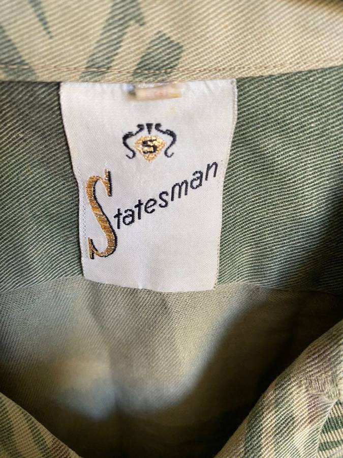 RHODESIAN SHORT SLEEVE SHIRT-SIZE MEDIUM-MEASURES 60 CM ARMPIT TO ARMPIT-MAKERS LABEL STATESMAN USED