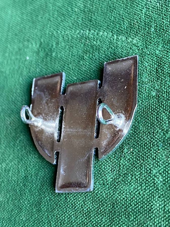 ZIMBABWE 1 PSYCHOLOGICAL OPS UNIT CAP BADGE- 2 LUGS