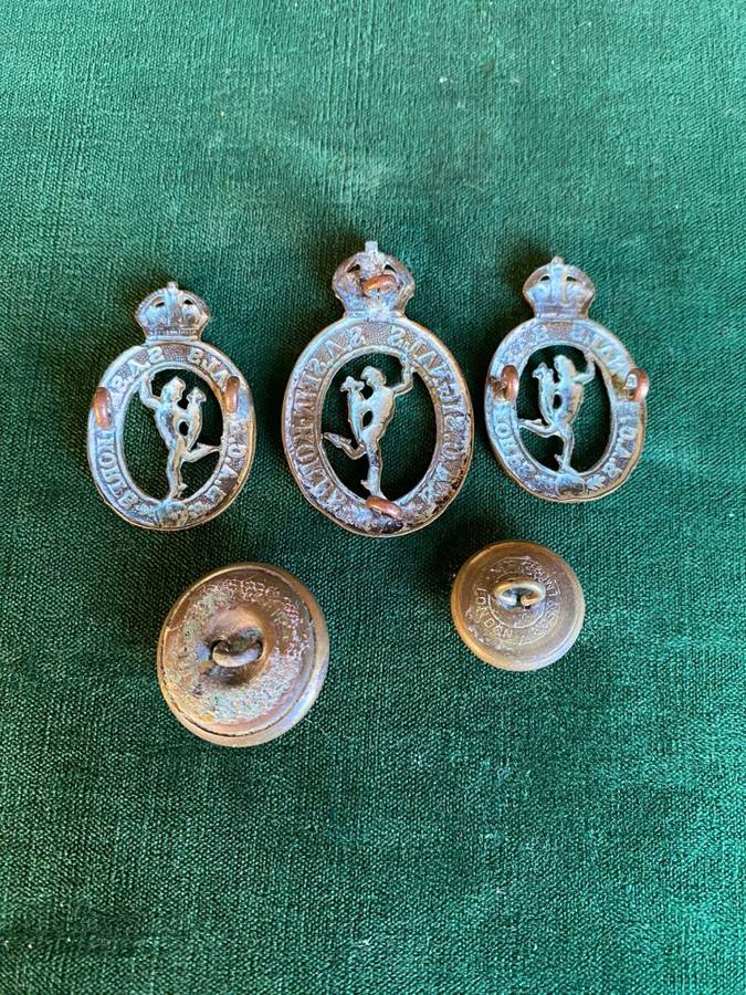 SA CORPS OF SIGNALS CAP, 2 COLLARS AND 2 BUTTONS-WORN 1939-1945-LUGS INTACT