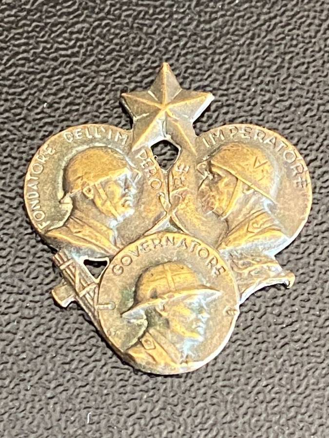 US AVON PRESIDENTS CLUB AWARD PIN (PIN MISSING) WITH PRESIDENTS ON THE FRONT