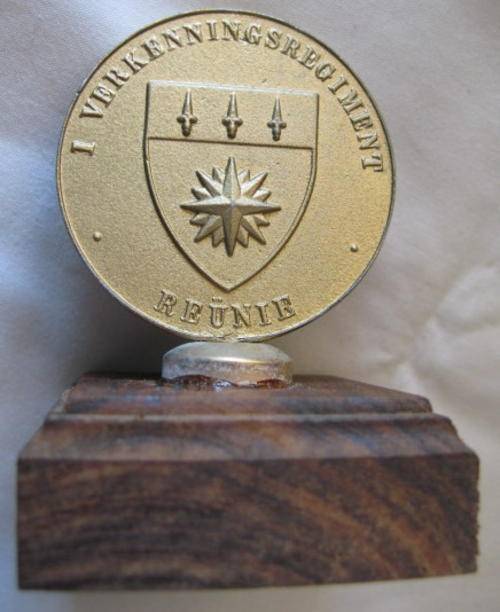 RECCE - 1 RECCE REGIMENT METAL MEDALLION ON SOLID WOOD BASE - COMMEMORATING THEIR REUNION