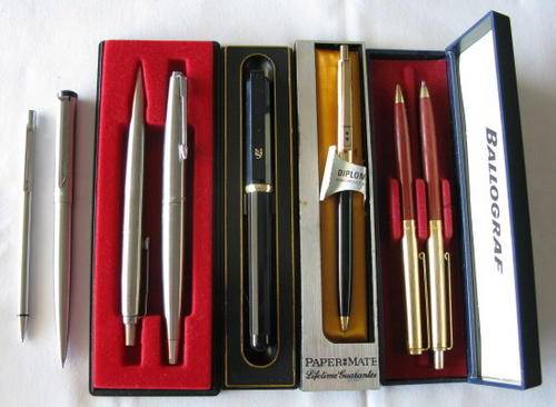 COLLECTION OF ASSORTED PENS.  3X PARKER PENS.  THE 1 A FOUNTAIN PEN.  PAPERNOTE / PILOT / BALLOGRAT