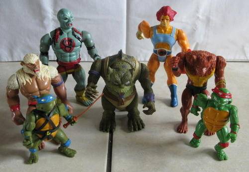 5X 1985 TELEPIX LCIT WOLF FIGURINES & 2X NINJA TURTLE FIGURINES DATED 1988