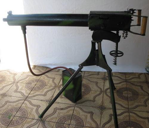 VICKERS MACHINE GUN ON TRIPOD-LIFE WELL MADE FROM STEEL FOR DISPLAY PURPOSES-MEASUREMENTS-LENGTH 96C
