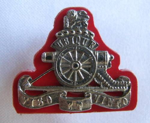 14 FIELD REGIMENT ON RED PLASTIC(OTHER RANKS)BERET BADGE-APPROVED IN 1984-2X SCREW LUGS