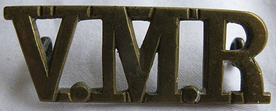 BOER WAR - VICTORIA MOUNTED RIFLES (AUSTRALIAN) BRASS TITLE - 2 LUGS - SCARCE