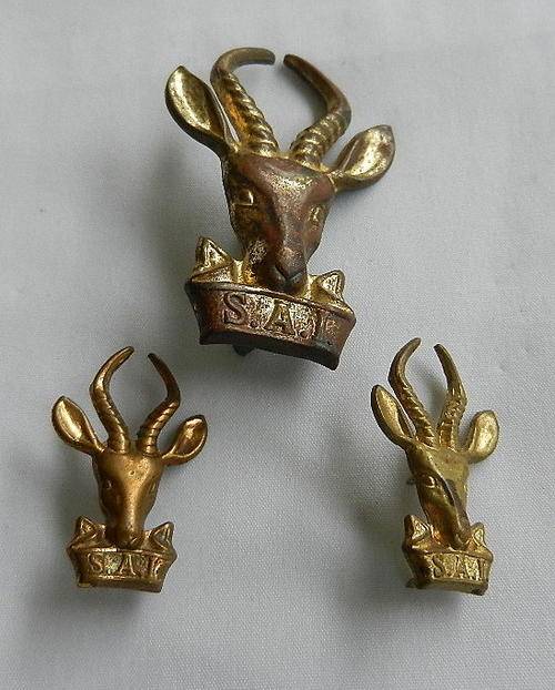 SA INFANTRY CORPS CAP & COLLAR BADGES GILDING METAL WORN 1953-1976 - LUGS & PINS INTACT