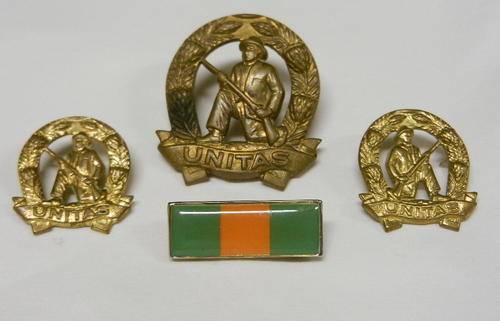 COMMANDO BRASS CAP BADGE & COLLARS WORN 1963-1976 - COMES WITH BERET BAR - PINS + LUGS INTACT