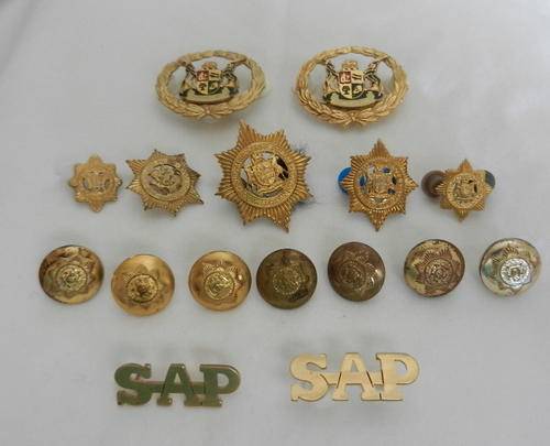 SAP, BRASS VOIDED CAP COLLARS AND MESS DRESS BADGES SOLD WITH BUTTONS, TITLES AND RANKS - WORN 1957-