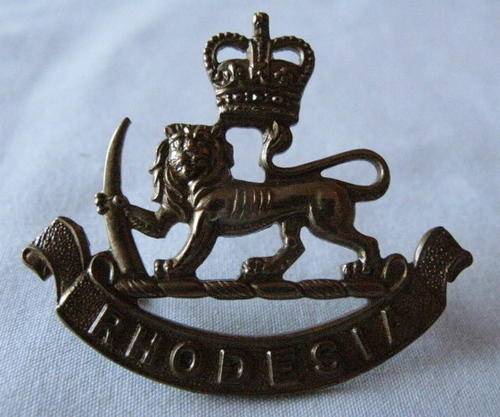 RHODESIA & NYASALAND STAFF CORPS CAP BADGE QUEENS CROWN WORN 1957 - 72 - 2 LUGS