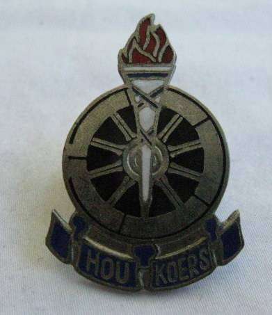 VOORTREKKERS AFRIKAANS BOY SCOUTS CAP BADGE - 2 PINS