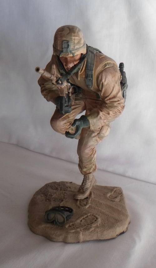 MC FARLANE'S YEAR 2005 MILITARY ACTION FIGURE - LIMITED EDITION - 1ST SERIES ARMY DESERT INFANTRY DE