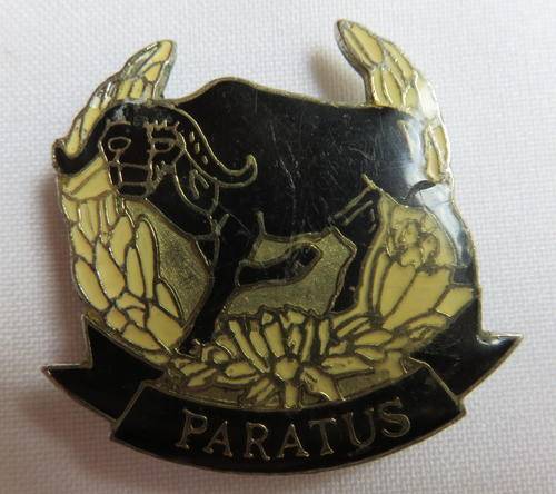 EAST LONDON COMMANDO CAP BADGE,BLACK SCHROLL-APPROVED 1991-2X SCREW LUGS