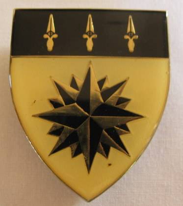 NO. 5265)  RECCE - 1 RECCE REGT SHOULDER FLASH - ORIGINAL IVORY COLOURED - USED - 3 PINS.